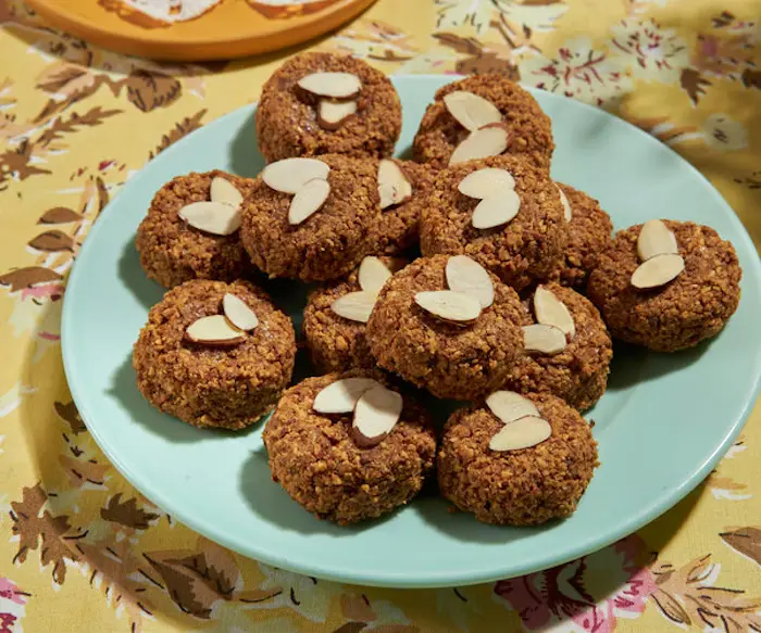 Guizadas de Pessah (Passover Almond Macaroons) image
