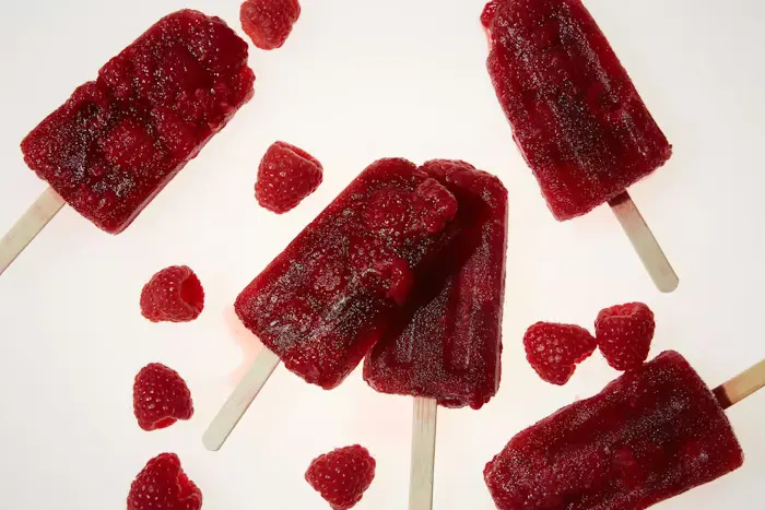 Paletas de Jamaica Con Frambuesa (Hibiscus-Raspberry Ice Pops) image